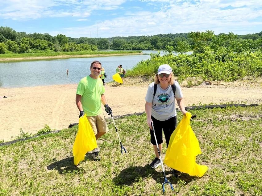 Humminbird employees picking up trash on beach